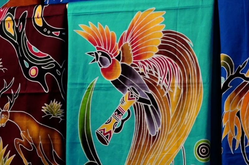 ab_PON-PAPUA-TINGKATKAN-PENJUALAN-BATIK-BUMI-CENDERAWASIH-SNCwUx 5 Produk Unik Berbasis Satwa dan Tumbuhan Indonesia yang Laris di Marketplace