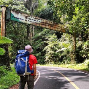 Hiking di Taman Nasional: Cara Menikmati Alam Tanpa Merusak Ekosistem Lokal